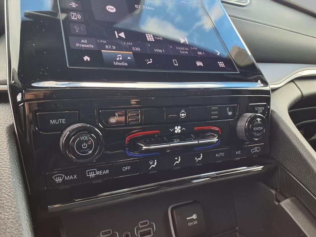 New 2025 Jeep Grand Cherokee Laredo w/ Luxury Tech Group I AWD/4WD image 7