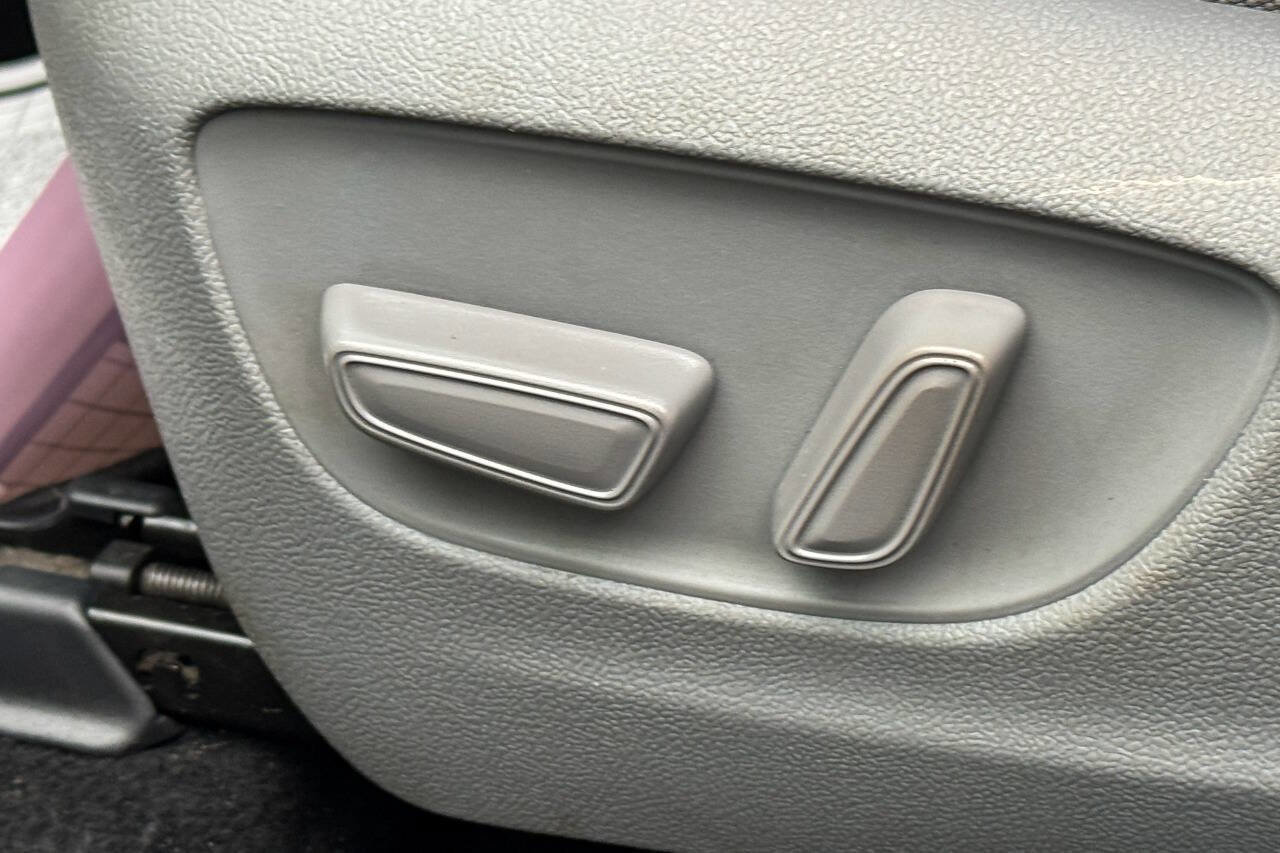 Used 2020 Toyota Highlander LE image 26