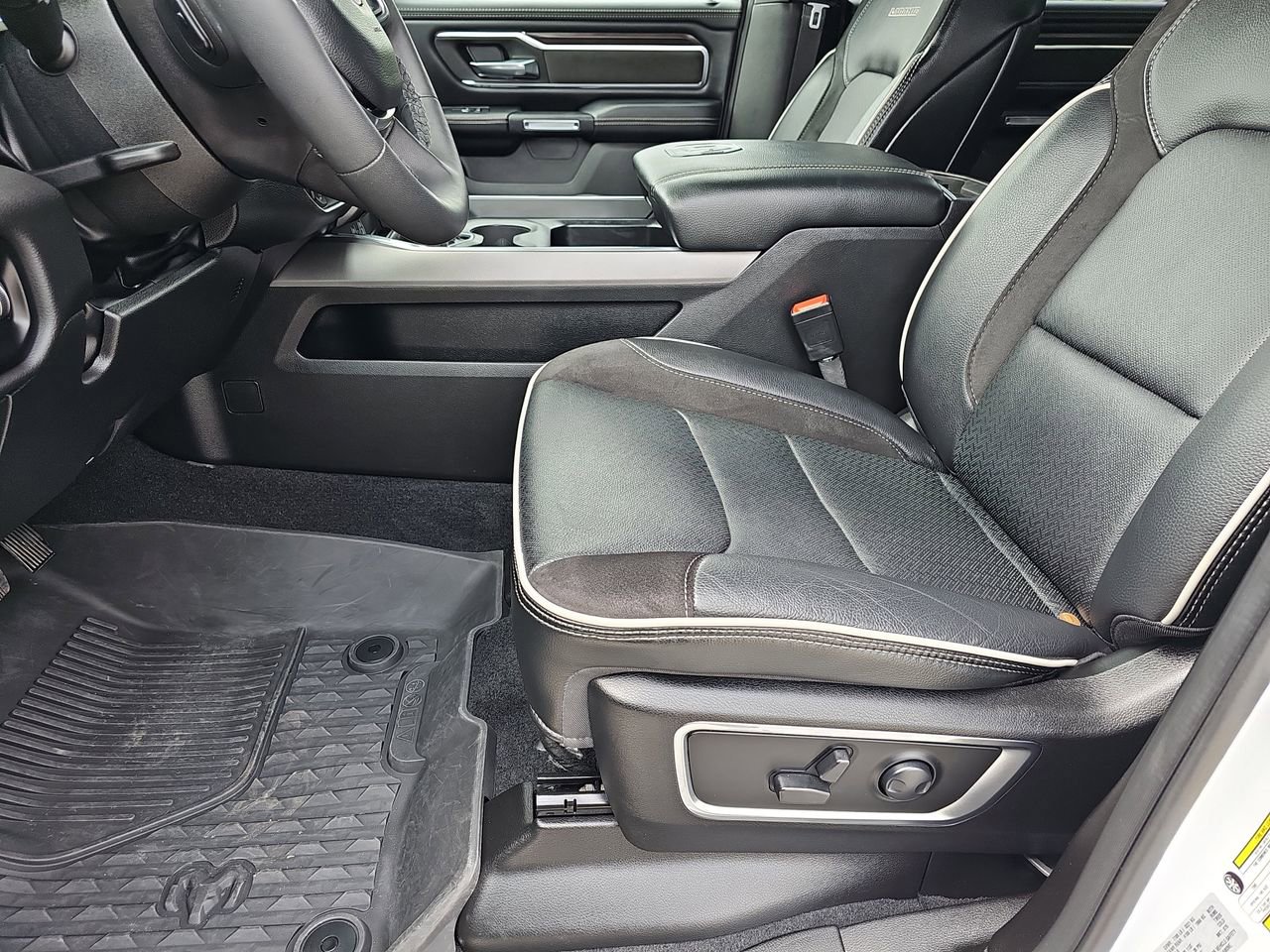Used 2025 RAM 1500 Laramie w/ Sport Appearance Package AWD/4WD image 18