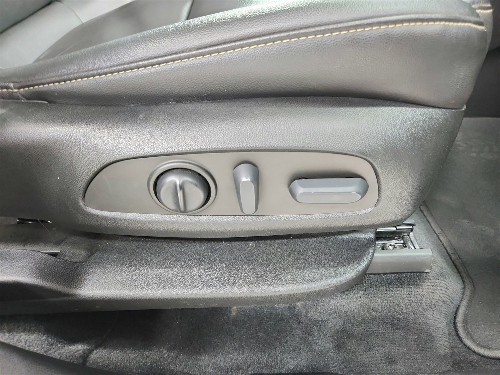 Used 2022 Chevrolet Traverse LT w/ Midnight/Sport Edition image 38