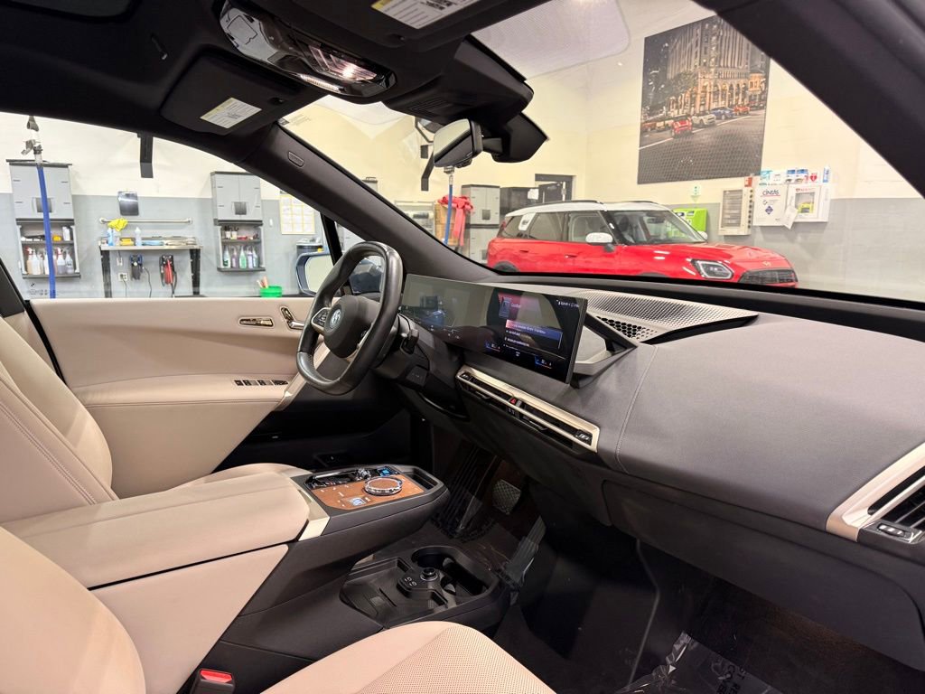 Used 2023 BMW iX xDrive50 w/ Premium Package image 28