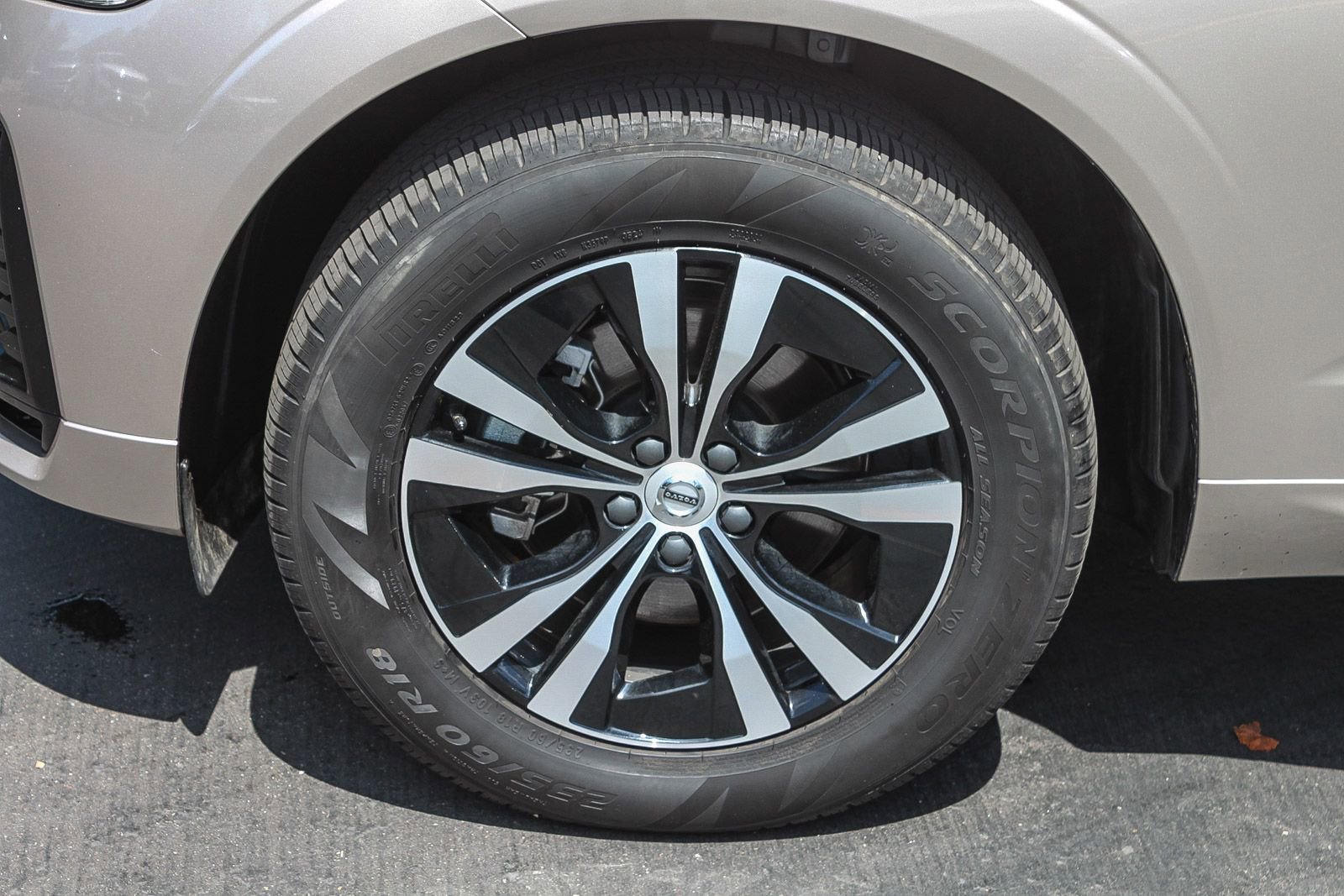 Used 2025 Volvo XC60 B5 Core AWD/4WD image 12