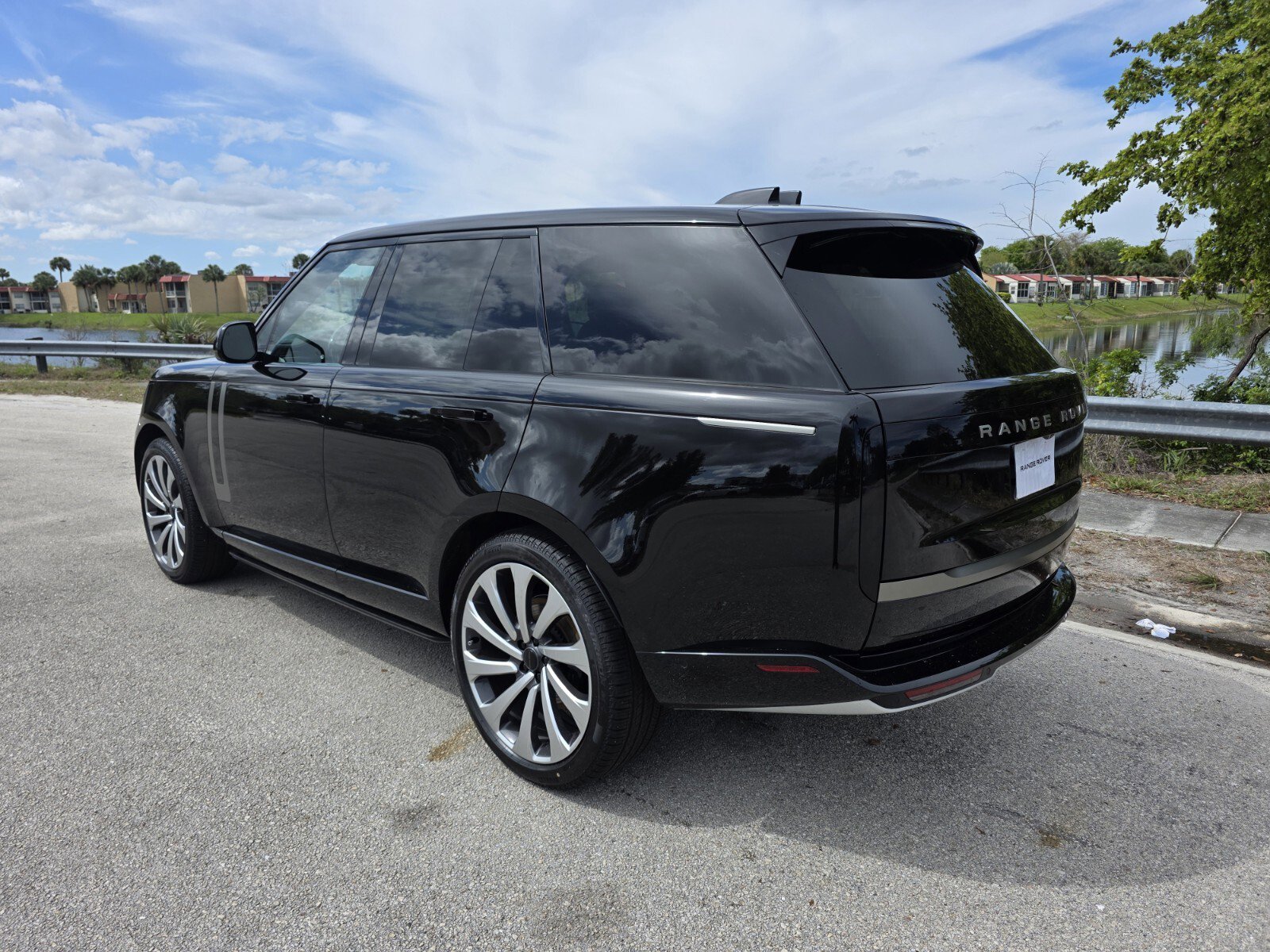 New 2026 Land Rover Range Rover SE video 2