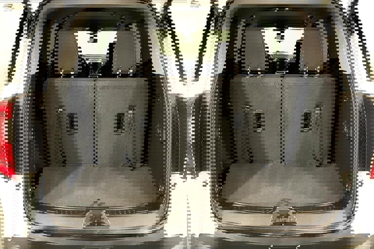 Used 2023 GMC Acadia SLE w/ Driver Convenience Package image 4