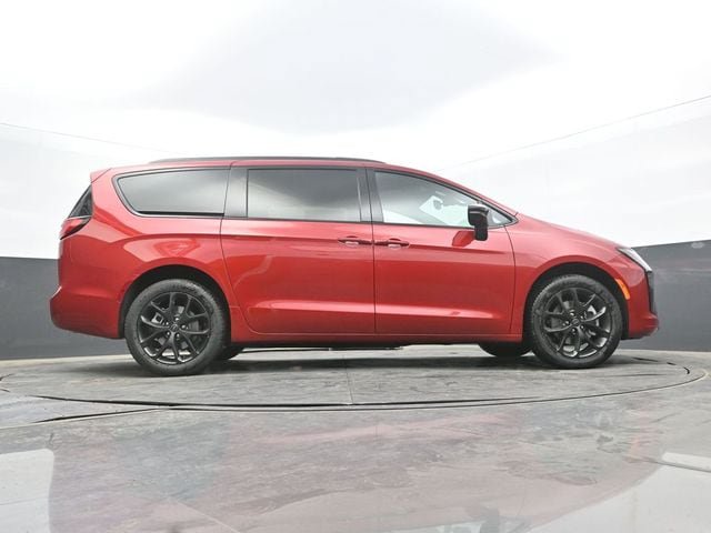 New 2027 Chrysler Pacifica Limited AWD/4WD image 59