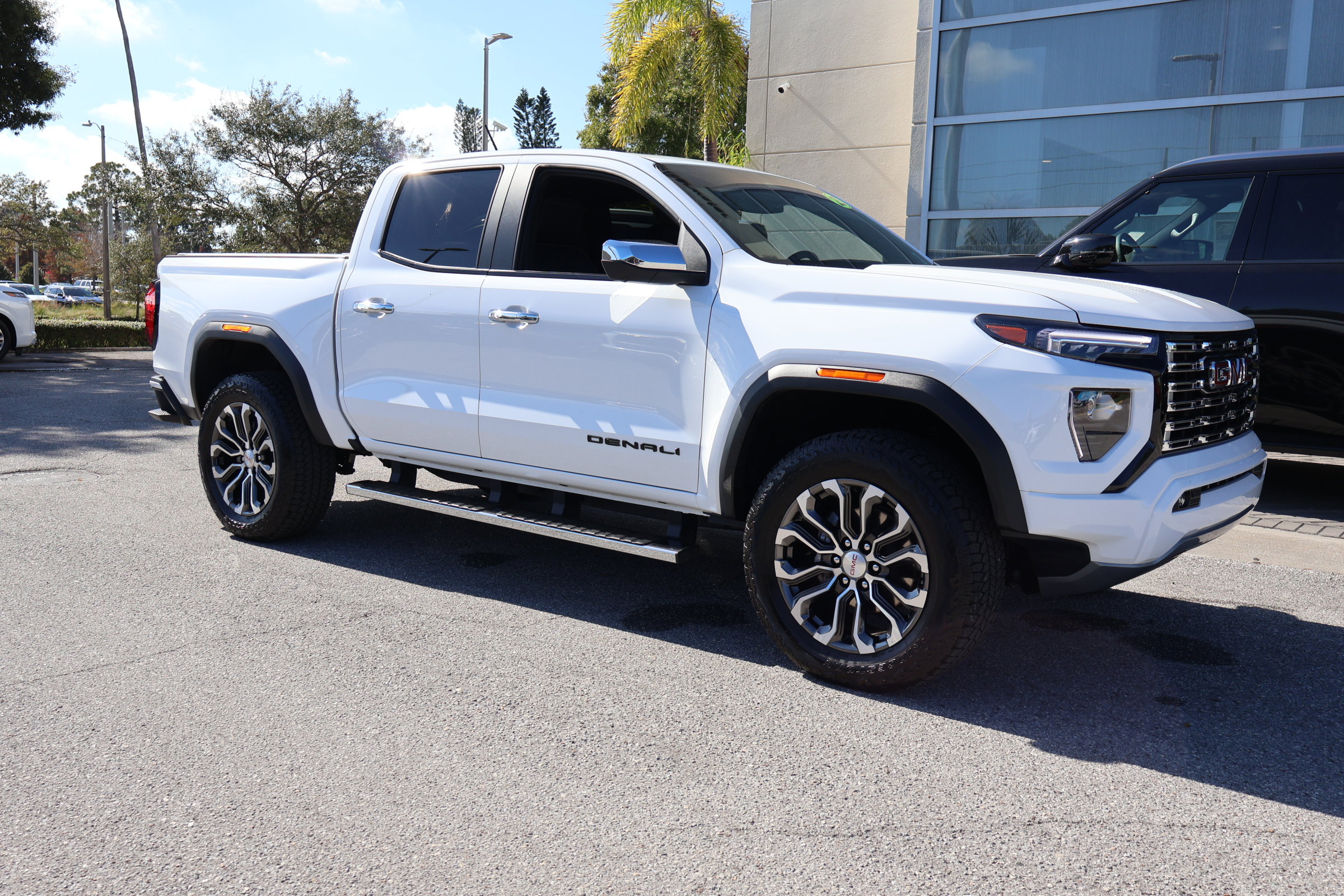 Used 2025 GMC Canyon Denali image 12