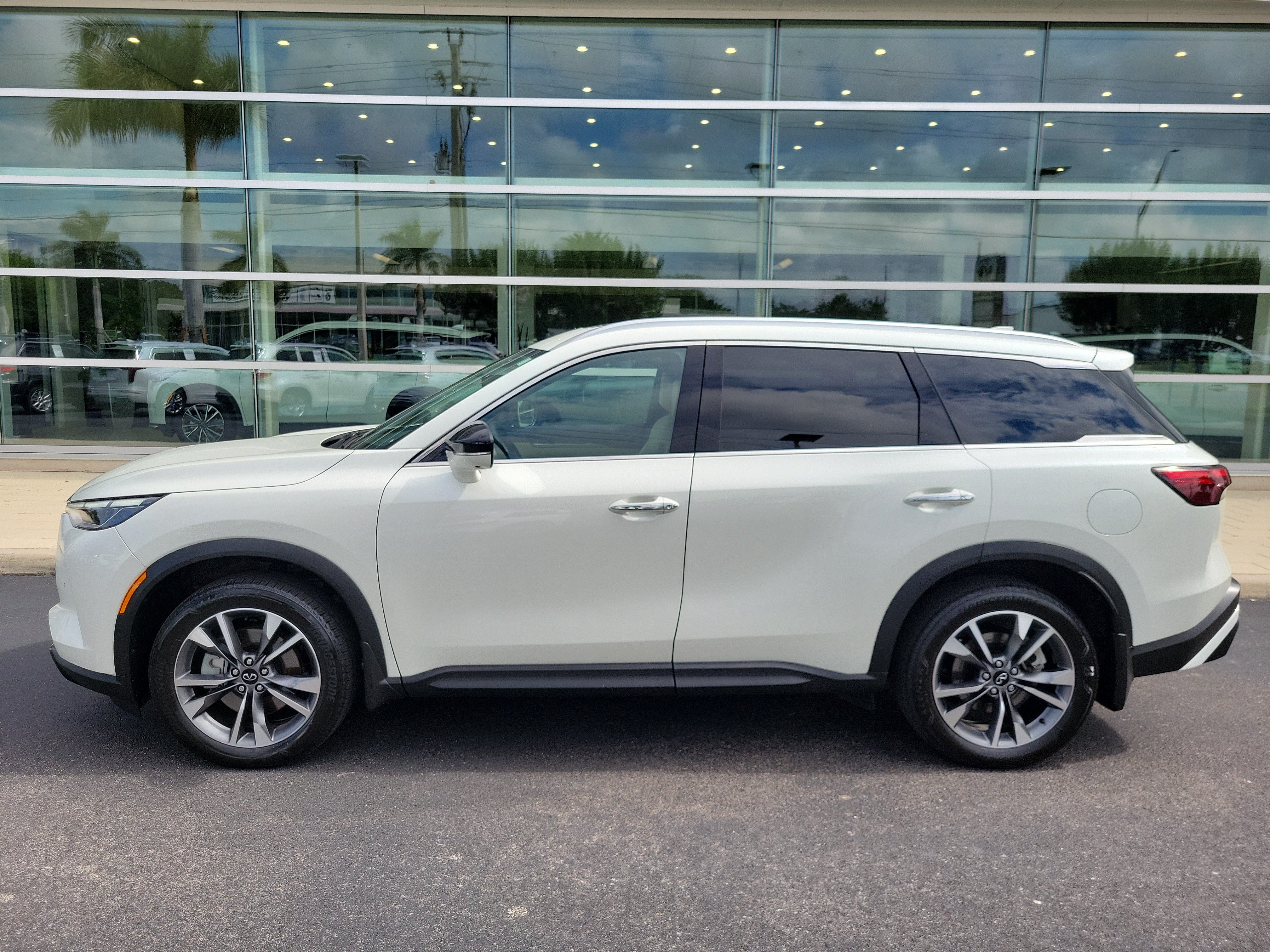 Certified 2023 INFINITI QX60 Luxe w/ Cargo Package FWD image 7