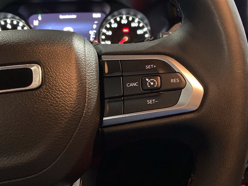 Used 2025 Jeep Compass Latitude w/ Sun & Sound Group AWD/4WD image 18