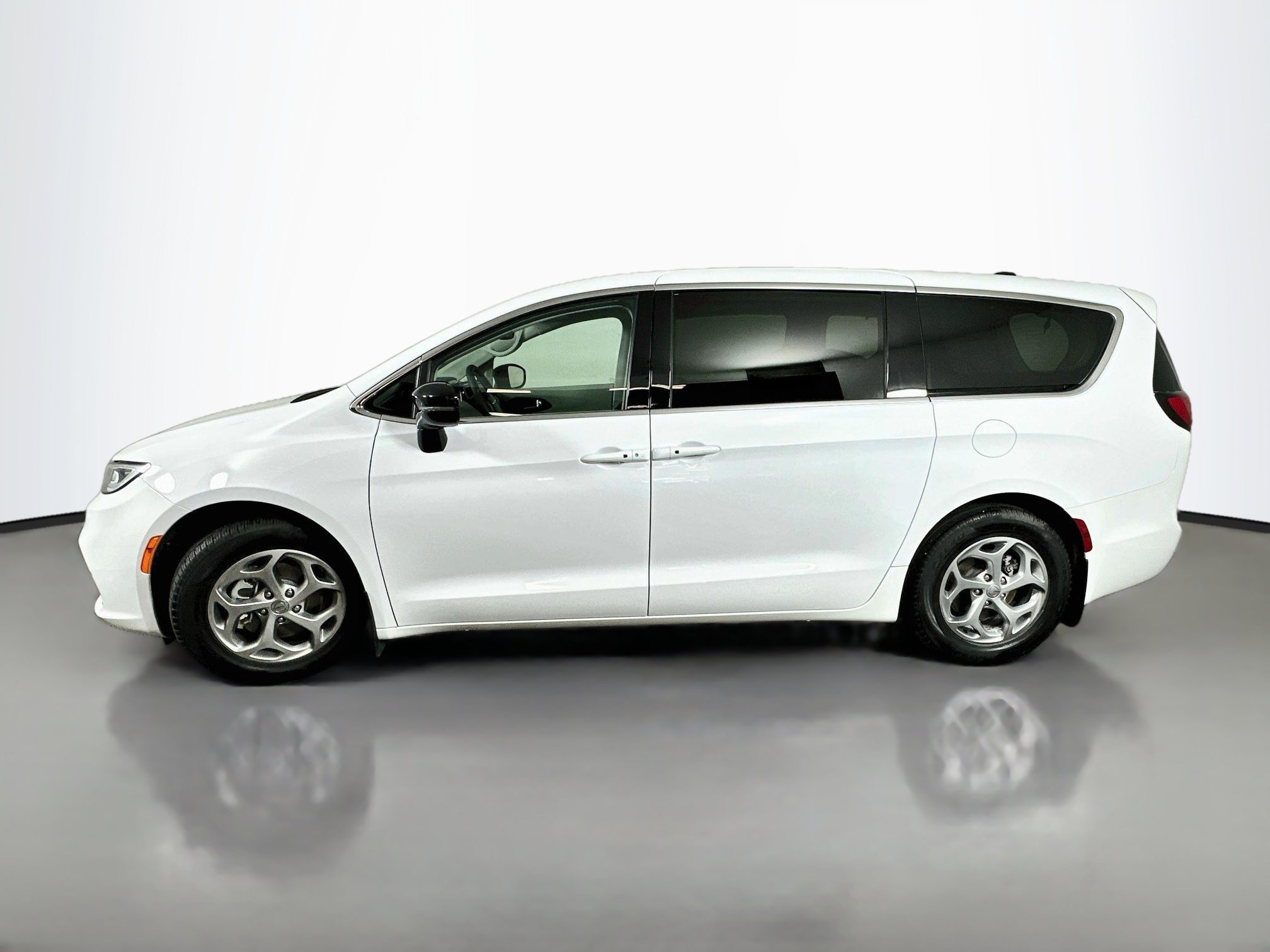 Used 2024 Chrysler Pacifica Limited FWD image 4