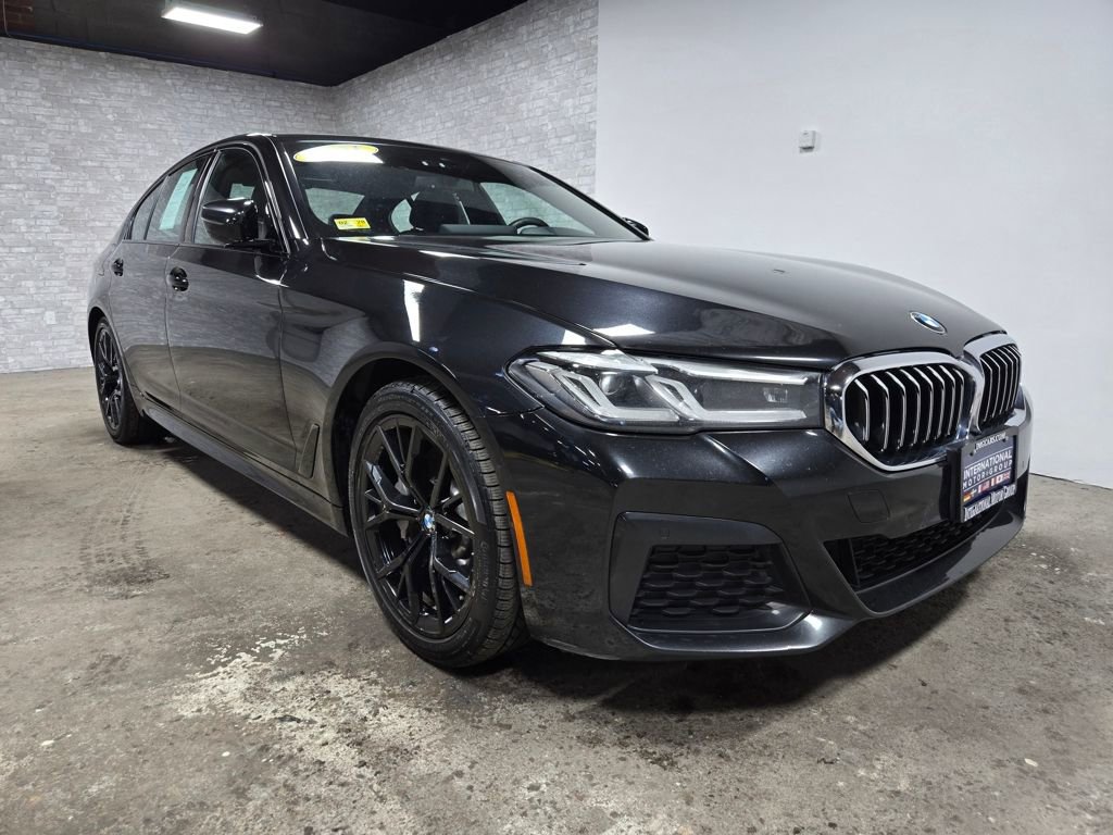 Used 2021 BMW 530e xDrive w/ M Sport Package image 4