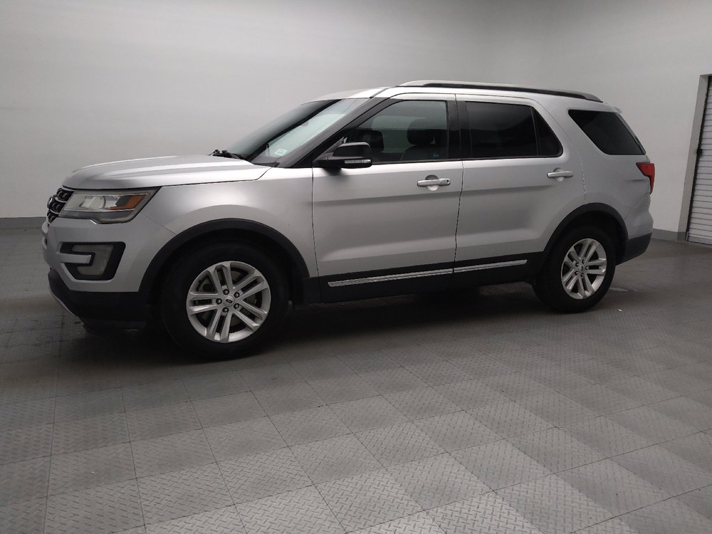 Used 2017 Ford Explorer XLT w/ Equipment Group 202A image 2