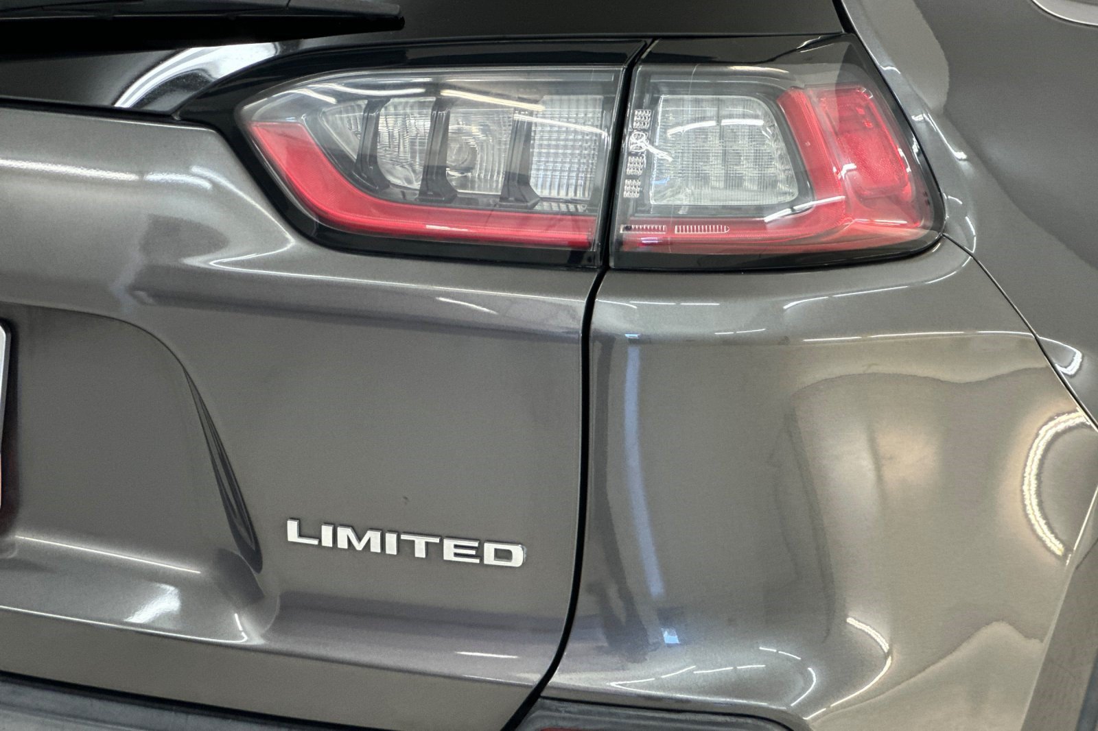 Used 2019 Jeep Cherokee Limited FWD image 30