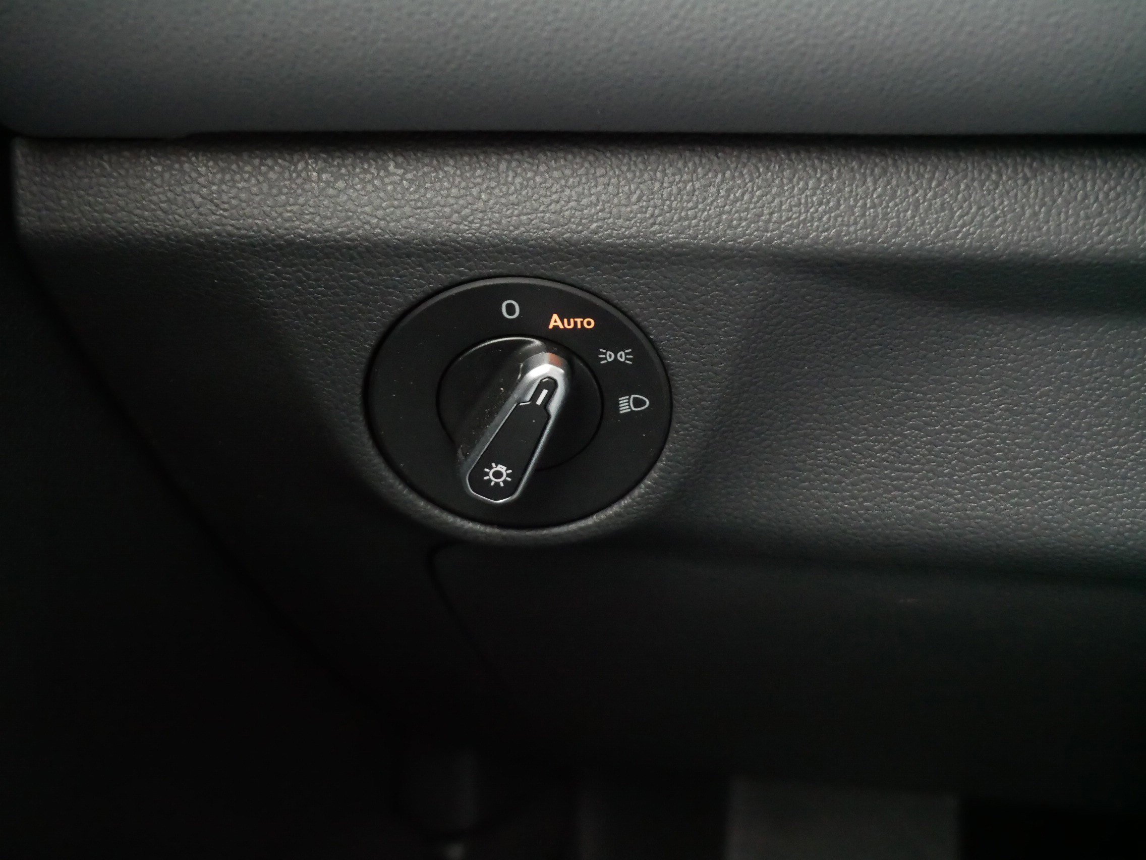 Certified 2025 Volkswagen Jetta SEL image 27