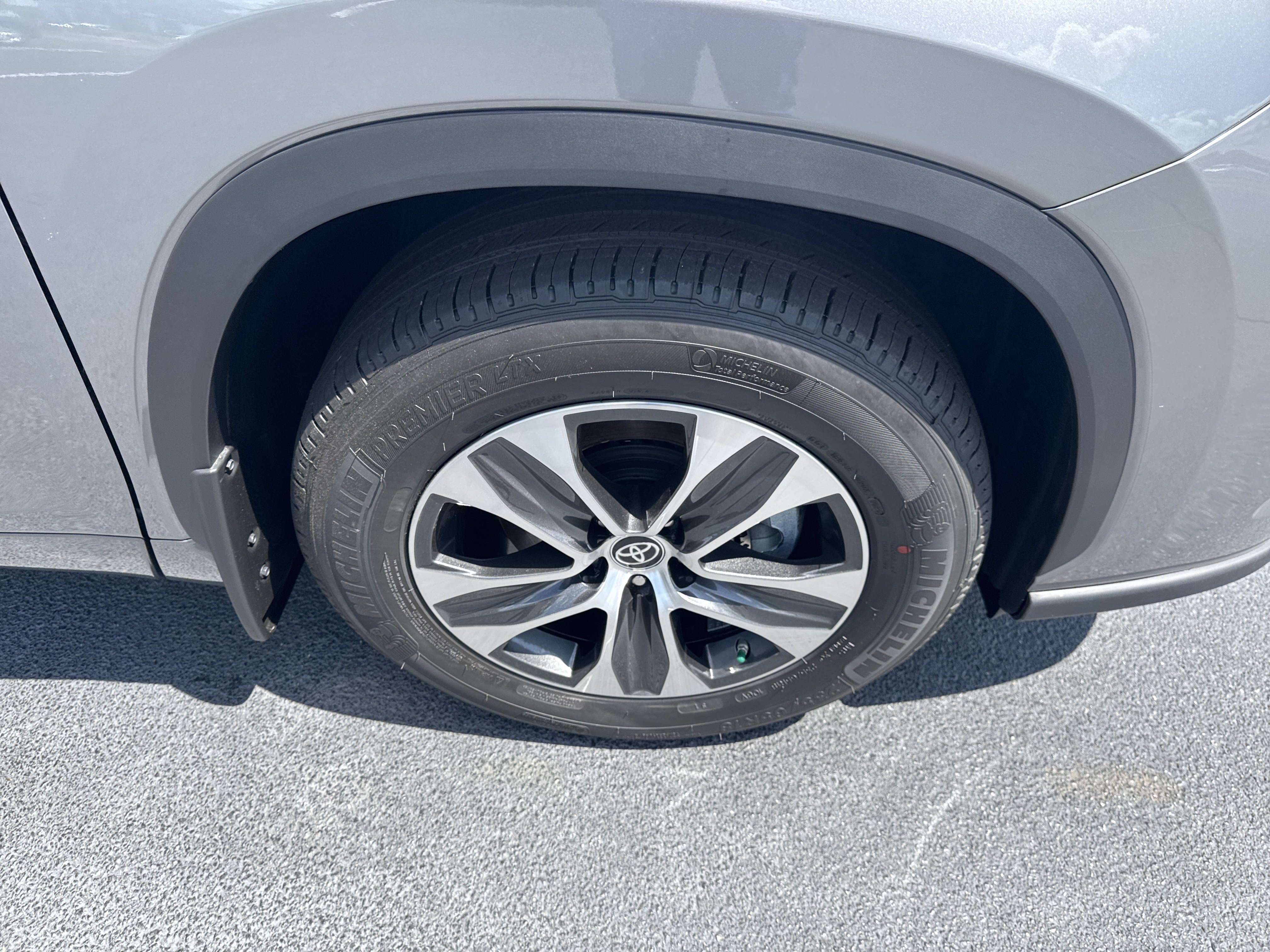 New 2025 Toyota Highlander XLE FWD image 10