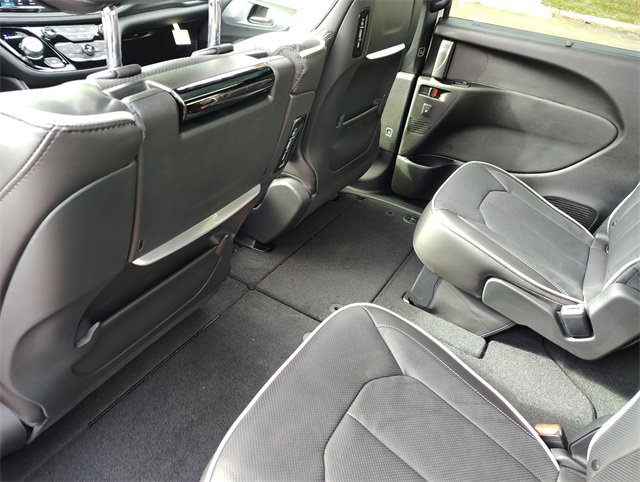 New 2026 Chrysler Pacifica Limited w/ Uconnect Theater Family Group image 29