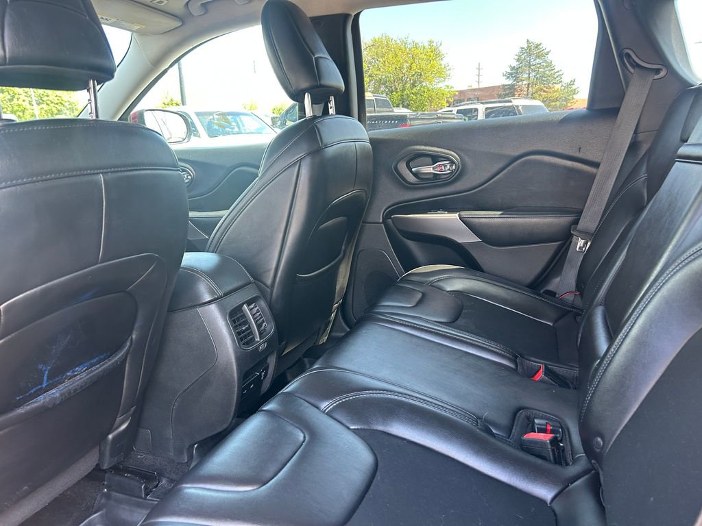 Used 2019 Jeep Cherokee Latitude Plus w/ Comfort/Convenience Group FWD image 31