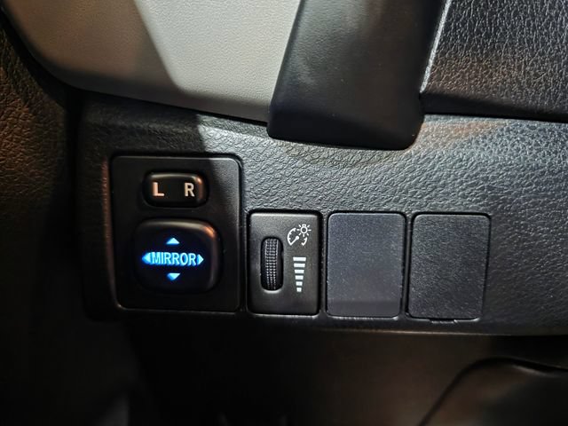 Used 2017 Toyota Corolla LE w/ Carpet Mat Package (TMS) FWD image 18
