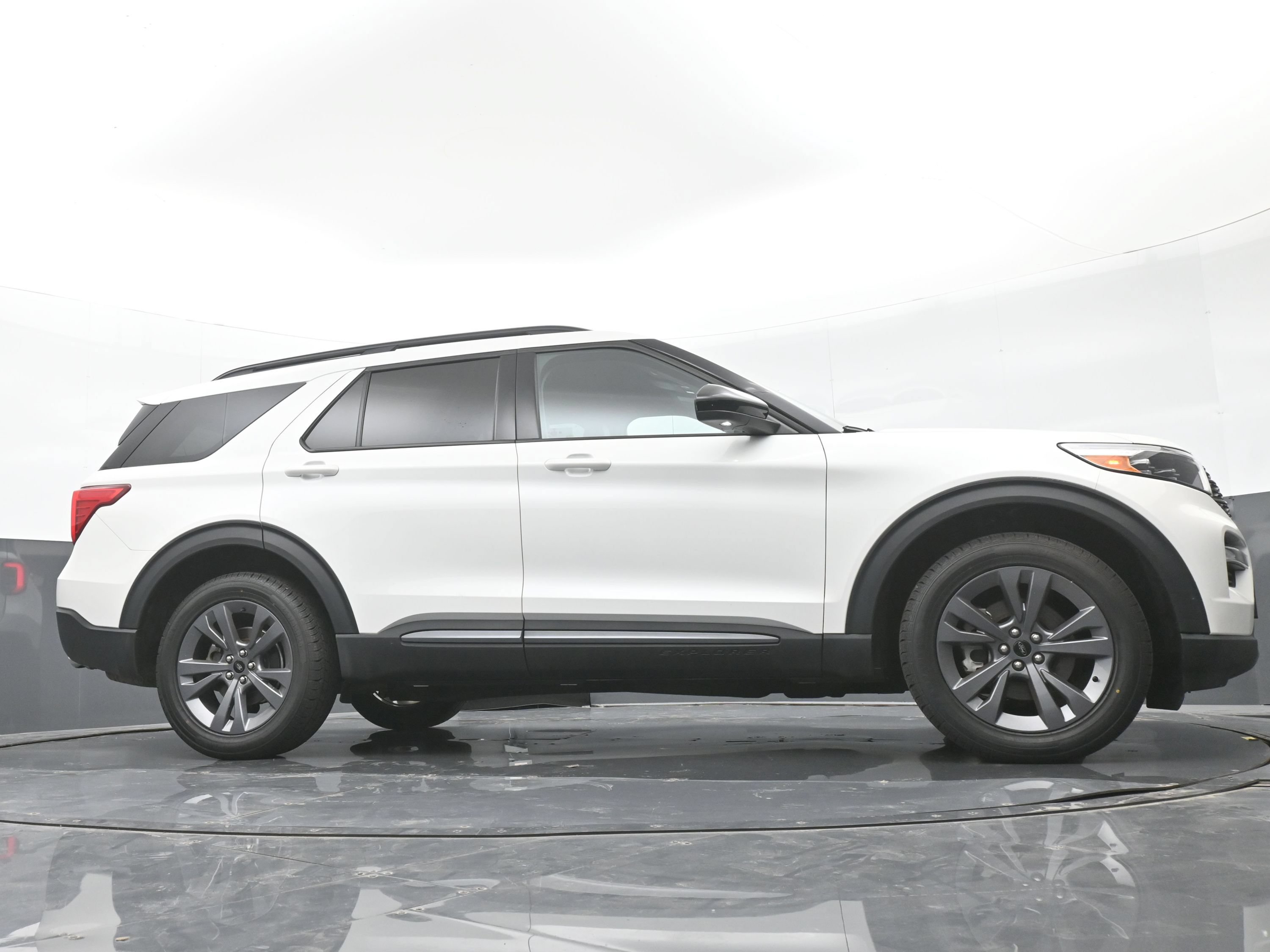 Used 2023 Ford Explorer XLT w/ Equipment Group 202A AWD/4WD image 41