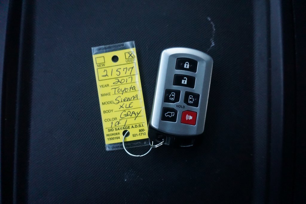 Used 2017 Toyota Sienna XLE image 28