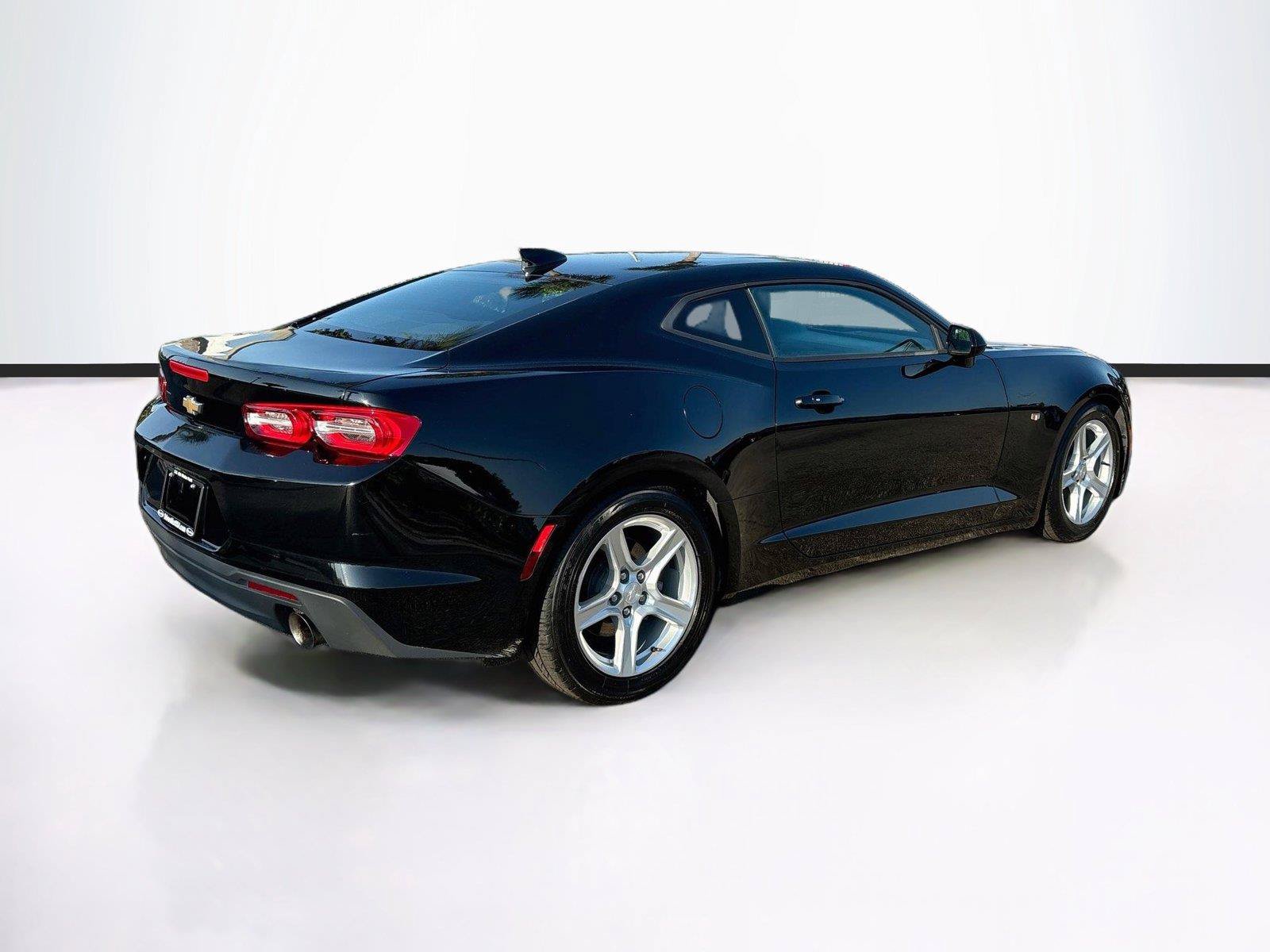Used 2023 Chevrolet Camaro LT RWD image 7