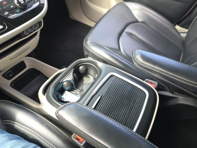 Used 2023 Chrysler Pacifica Touring-L FWD image 28