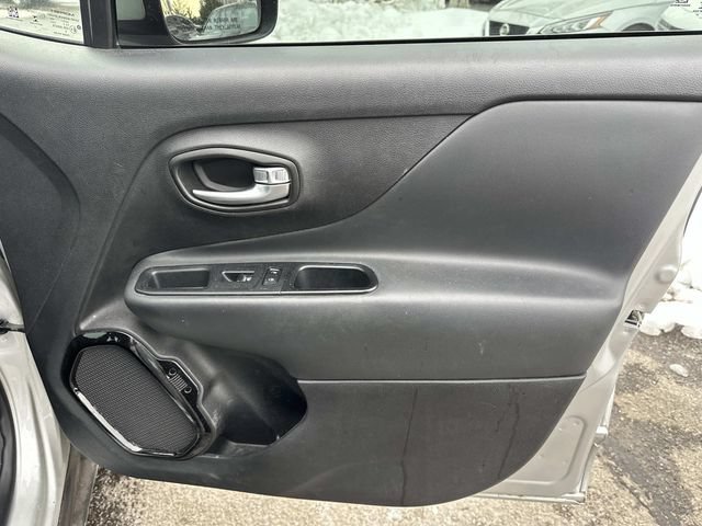 Used 2017 Jeep Renegade Altitude AWD/4WD image 9