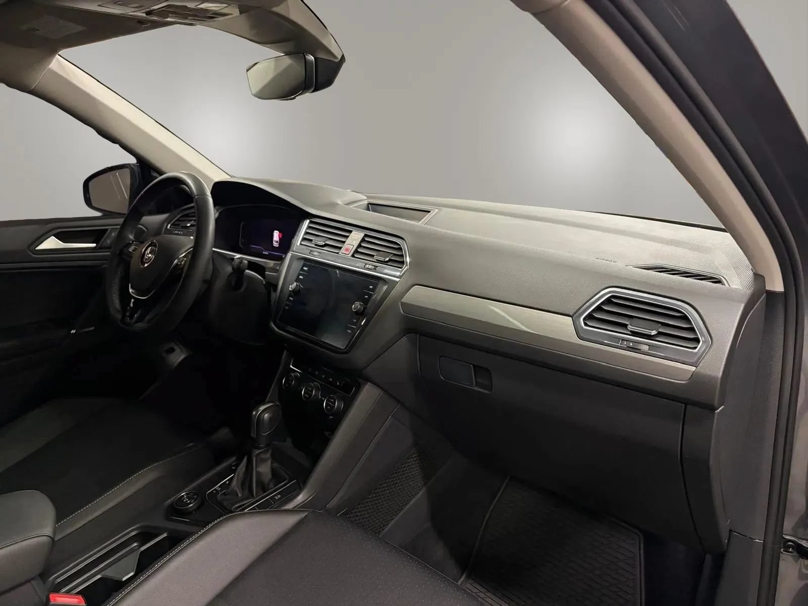 Used 2020 Volkswagen Tiguan SEL AWD/4WD image 20