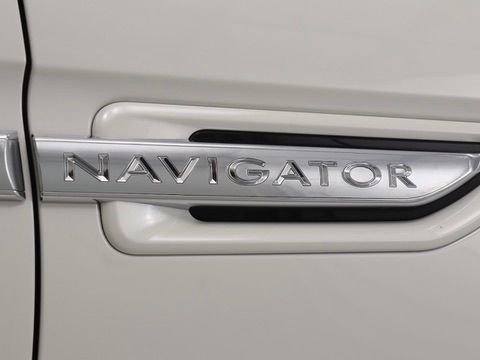 Used 2021 Lincoln Navigator Reserve w/ Luxury Package RWD image 11