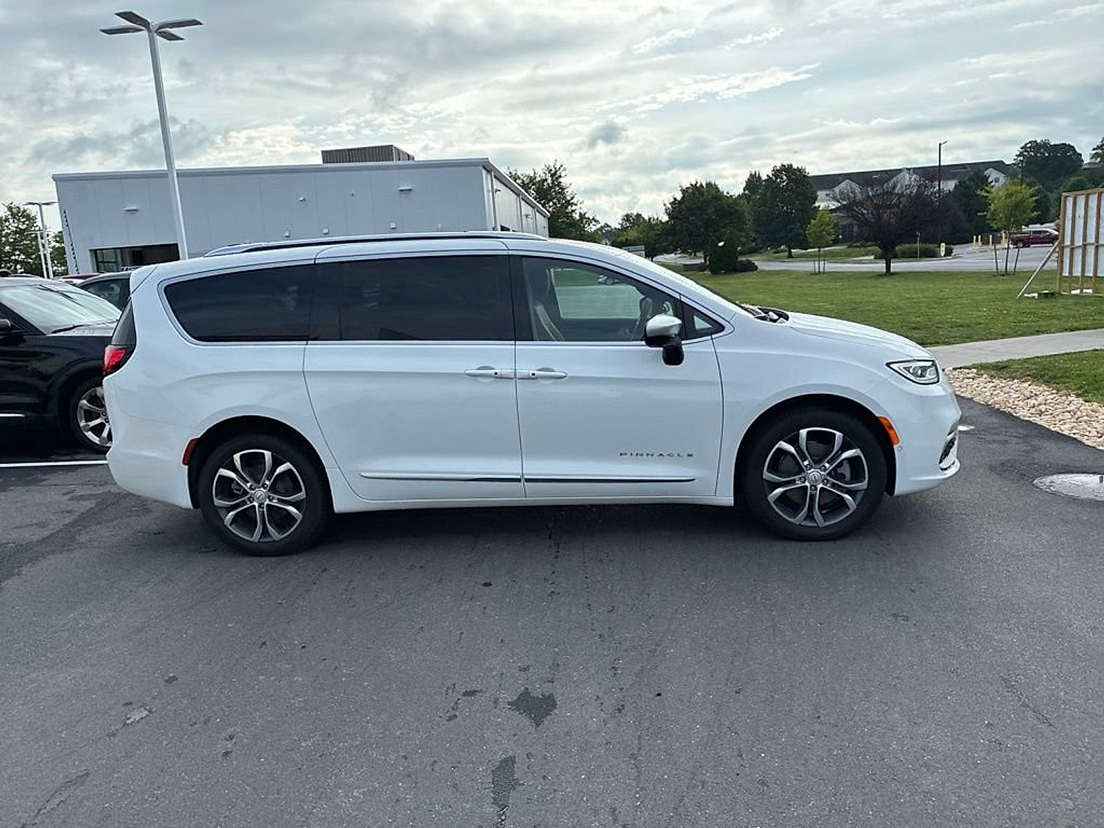 Used 2026 Chrysler Pacifica Pinnacle AWD/4WD image 12