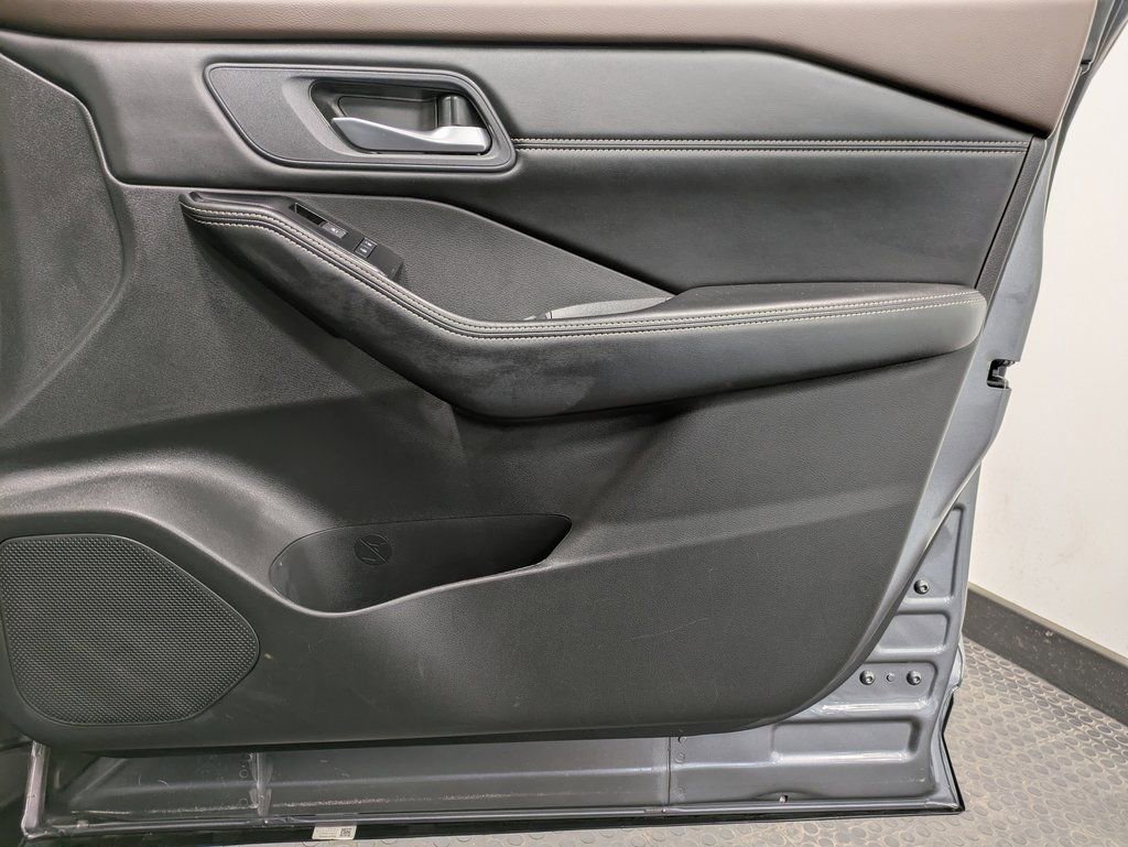 Used 2023 Nissan Rogue SV w/ SV Premium B Package image 27