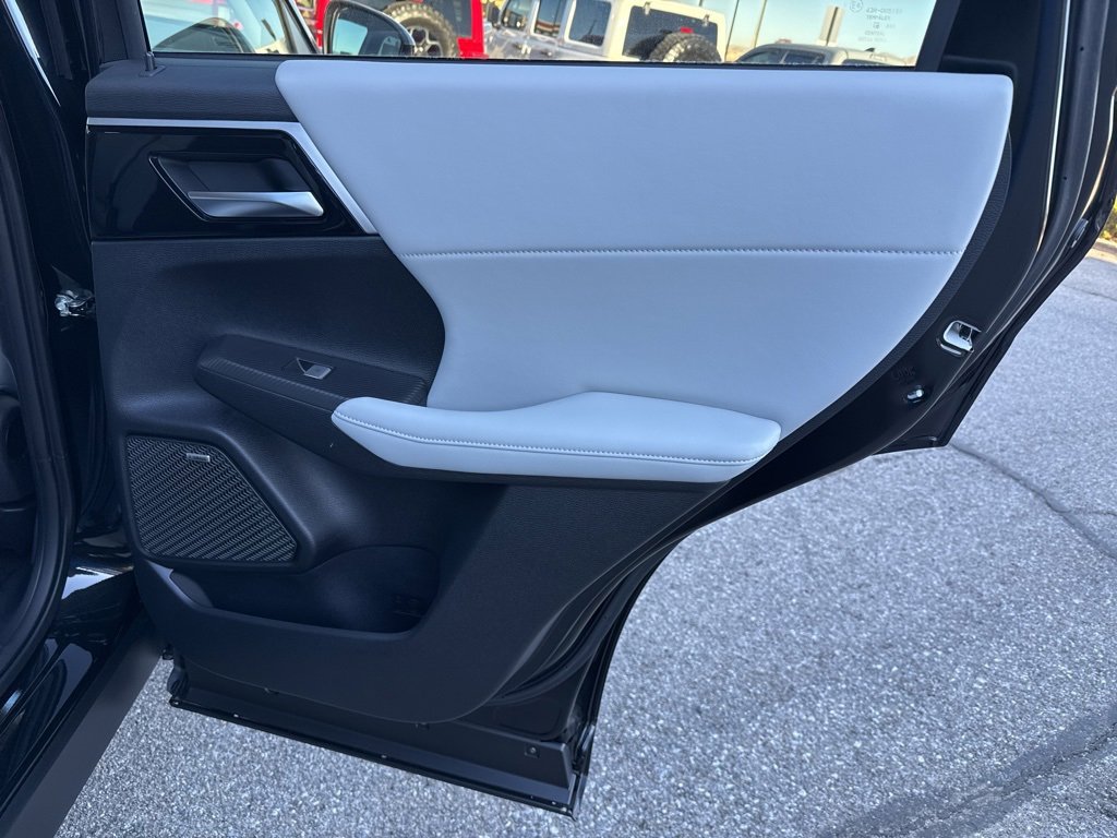 New 2025 Mitsubishi Outlander SE image 30