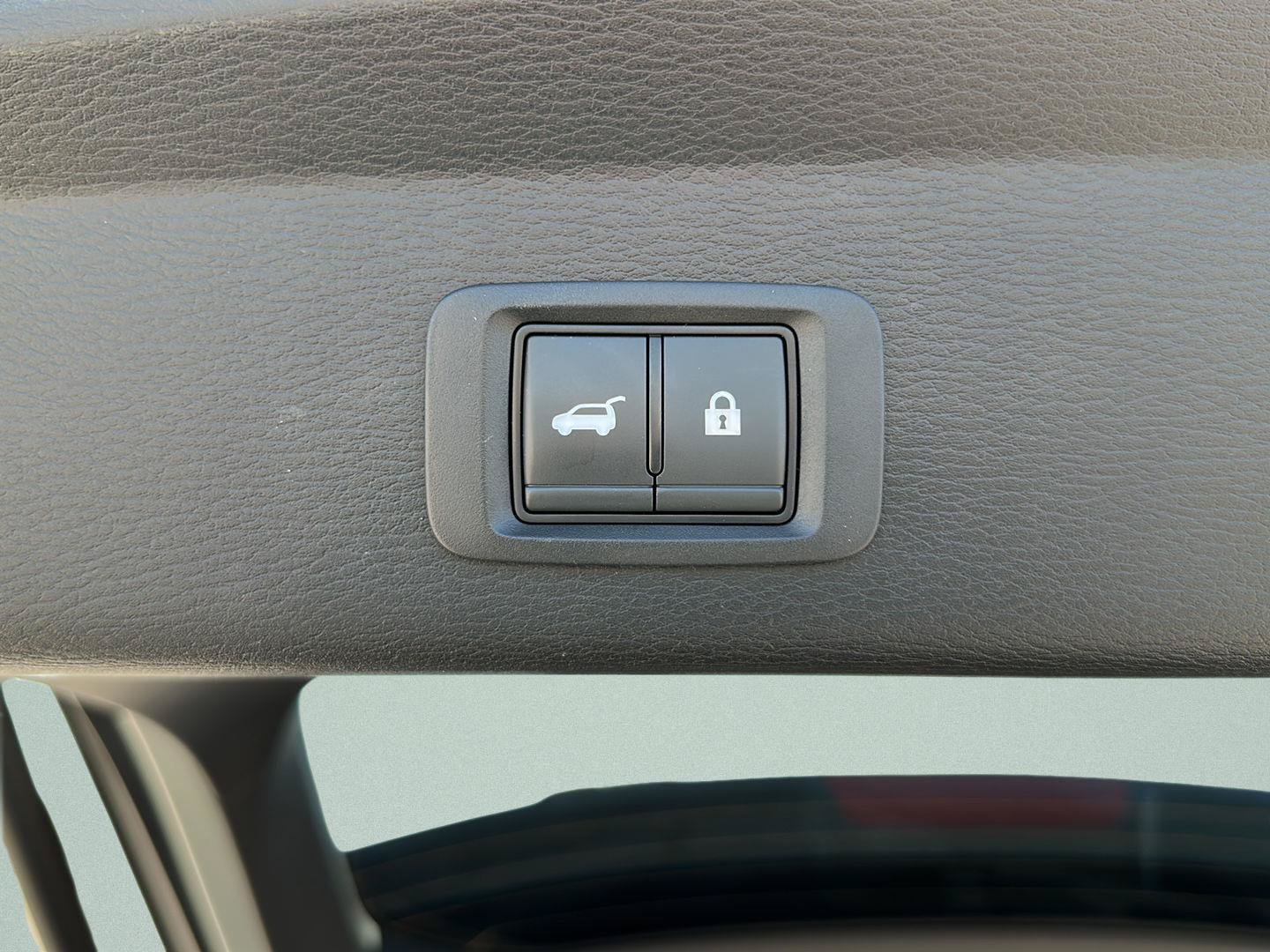 Used 2023 Mitsubishi Outlander 4WD Plug-In Hybrid image 32
