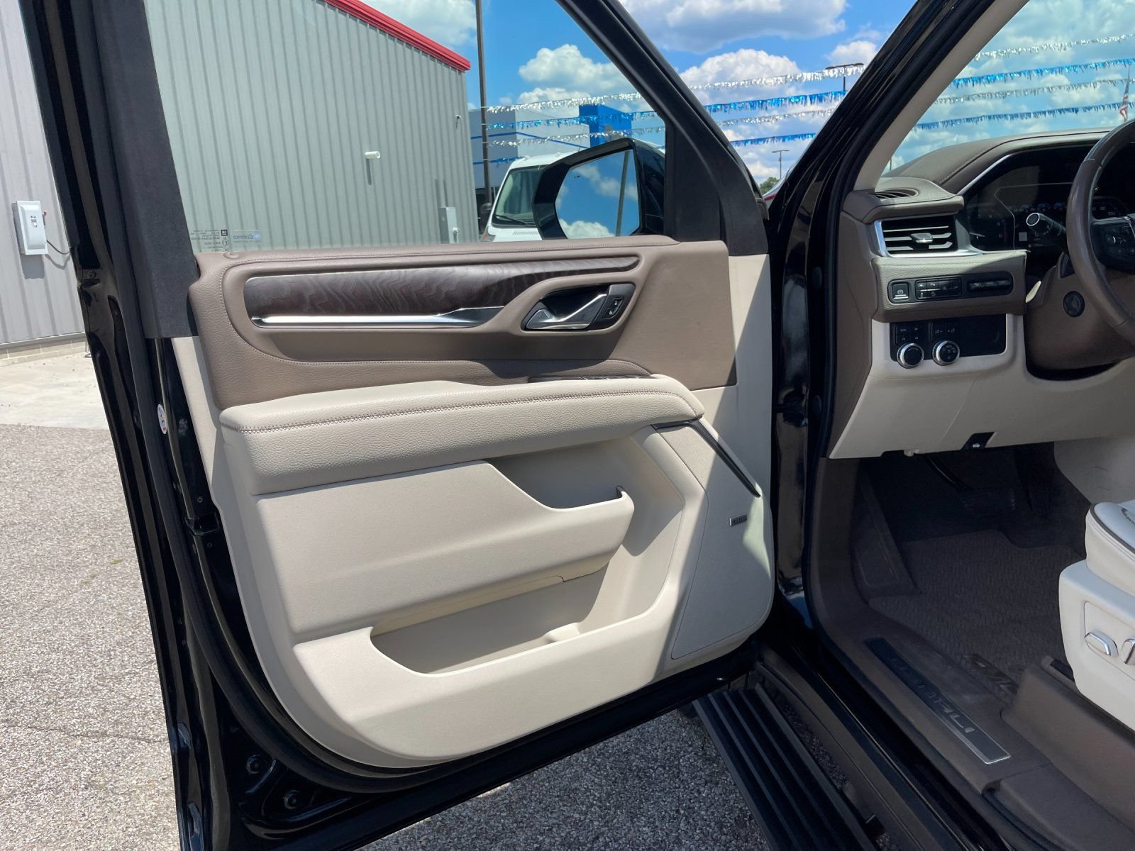 Used 2021 GMC Yukon XL Denali w/ Denali Premium Package AWD/4WD image 11