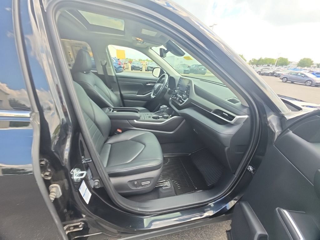 Used 2021 Toyota Highlander XLE AWD/4WD image 36