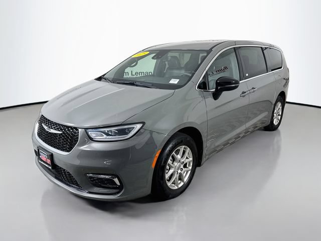 Used 2025 Chrysler Pacifica Select FWD image 3
