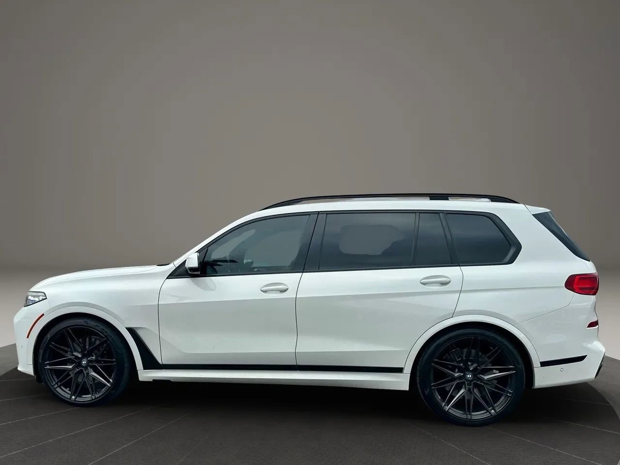 Used 2021 BMW X7 M50i w/ Dynamic Handling Package image 2