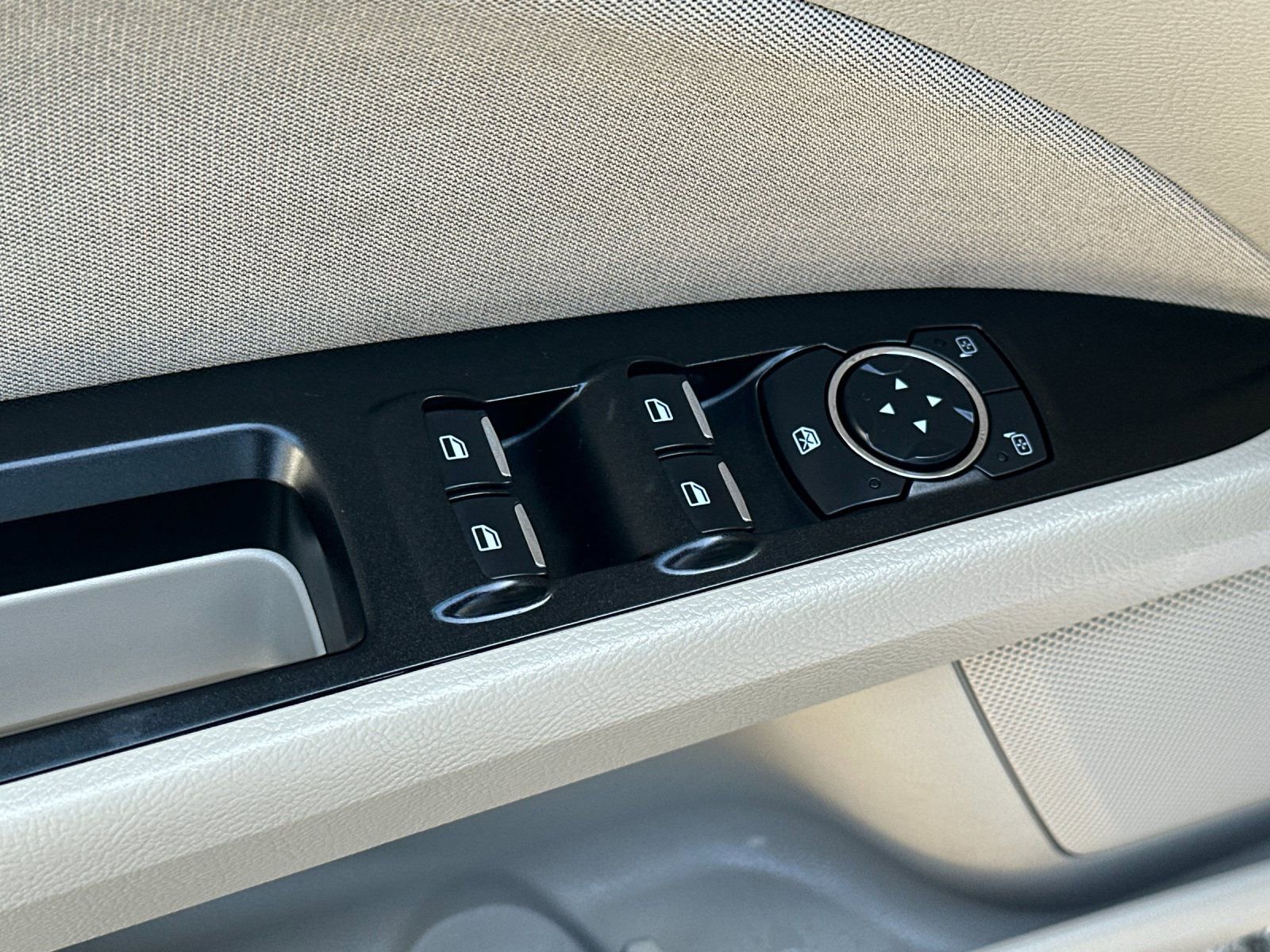 Used 2017 Ford Fusion SE w/ Fusion SE Technology Package image 12