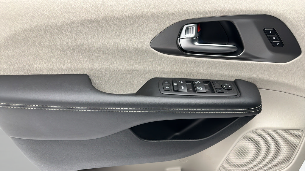 Used 2024 Chrysler Pacifica Touring-L FWD image 13
