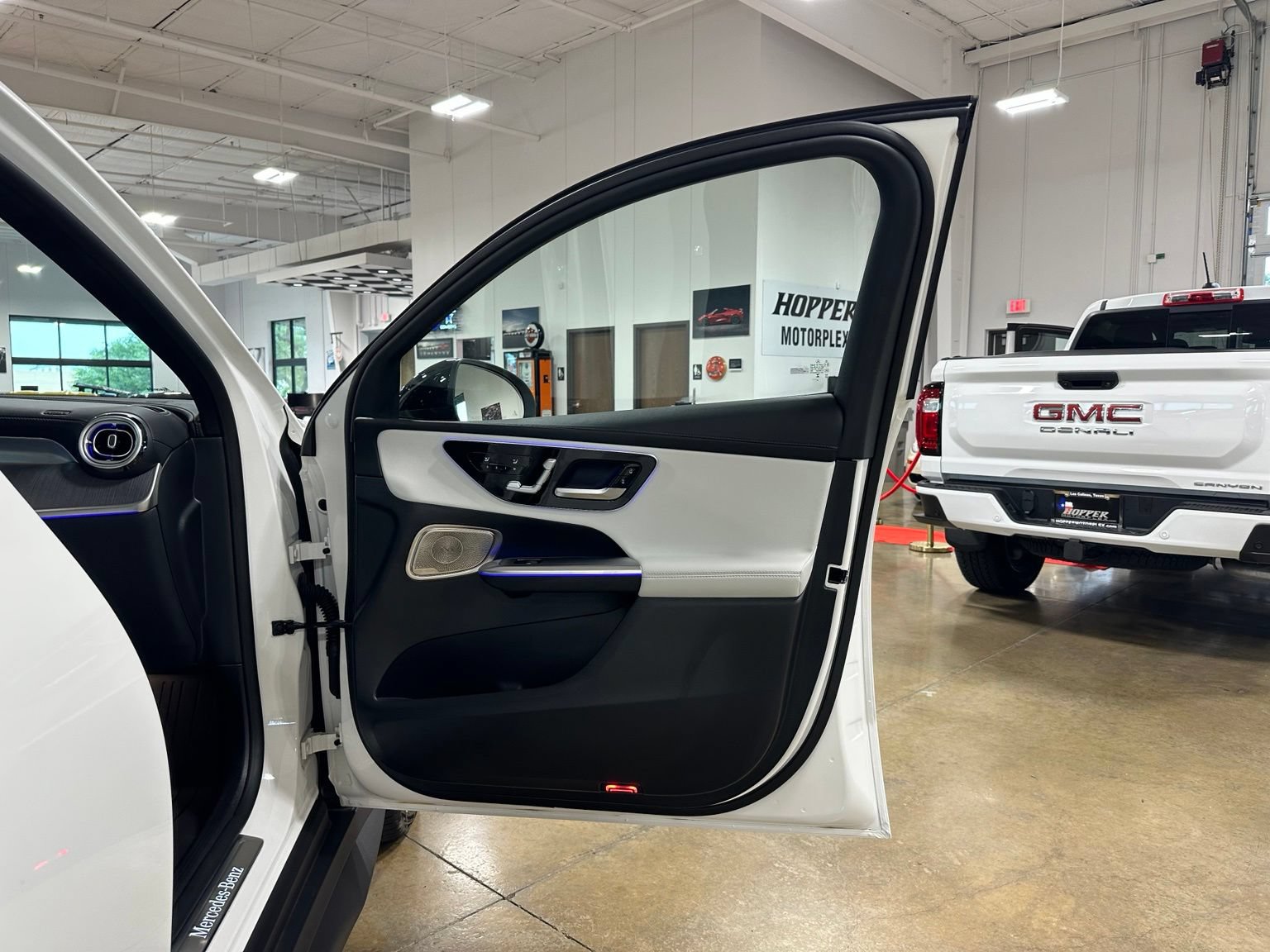 Used 2026 Mercedes-Benz GLC 300 4MATIC image 38