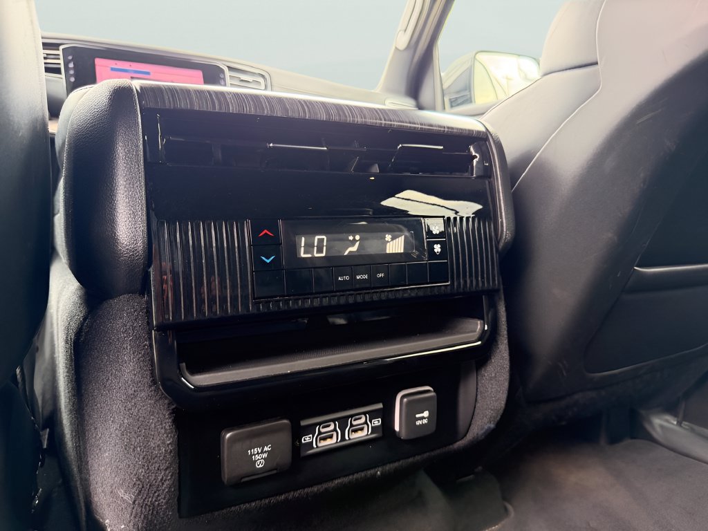 Used 2024 Jeep Wagoneer L Series II RWD image 25