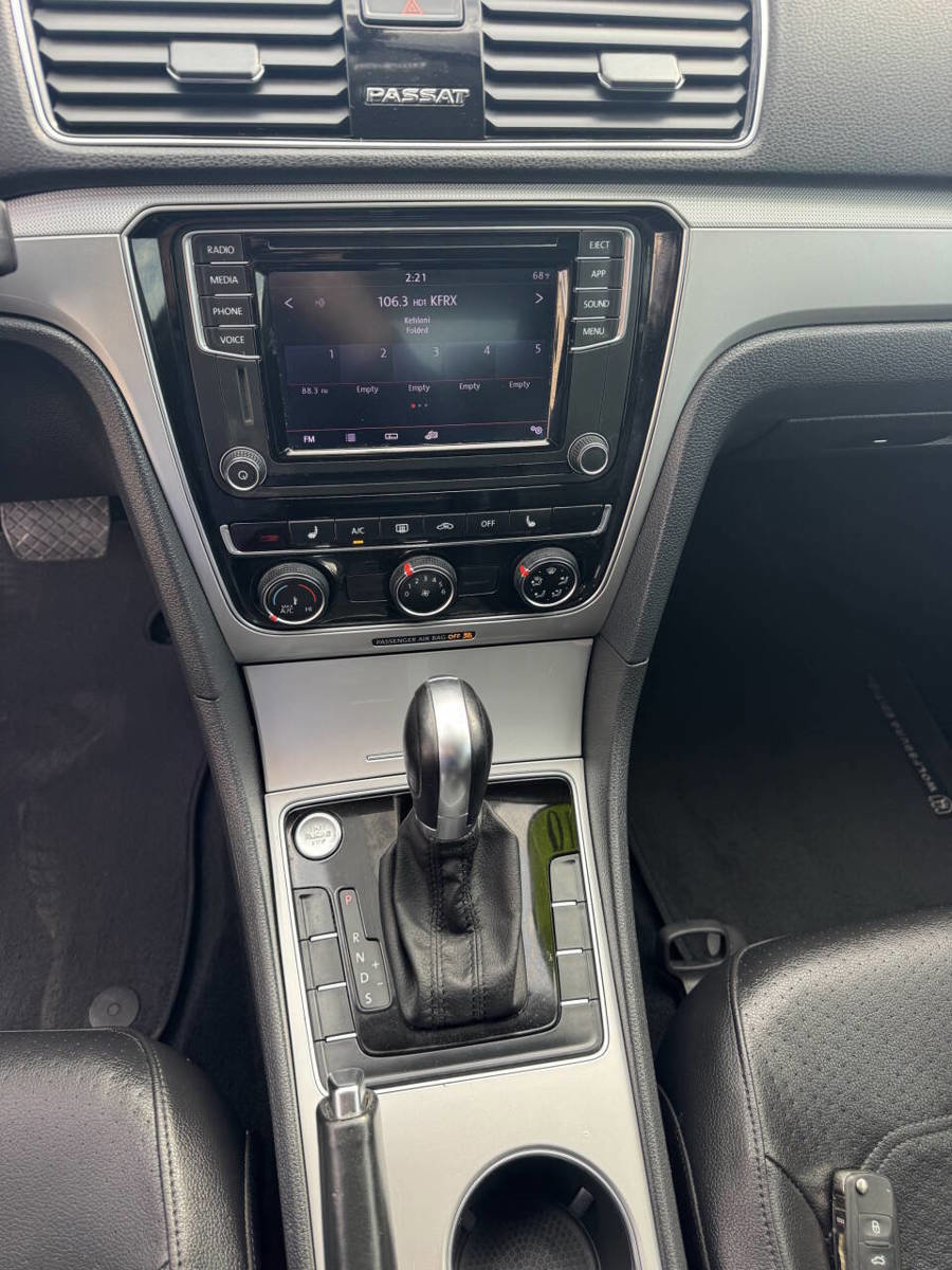 Used 2019 Volkswagen Passat 2.0T Wolfsburg w/ Wheels & Sunroof Package FWD image 14