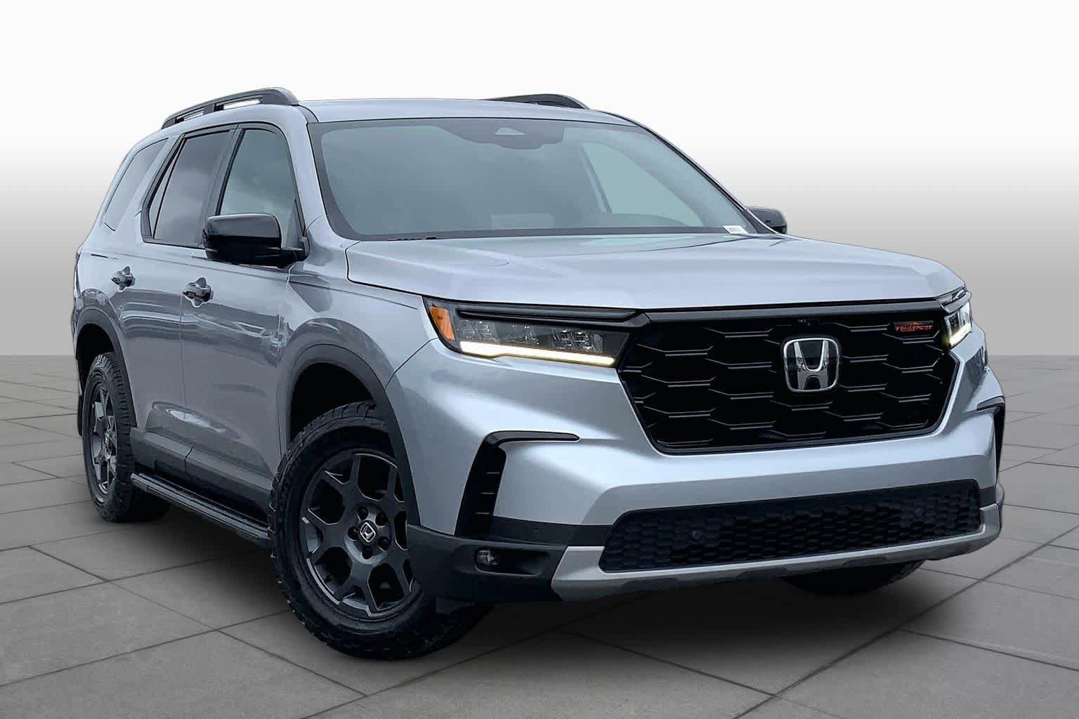 Used 2025 Honda Pilot TrailSport image 3