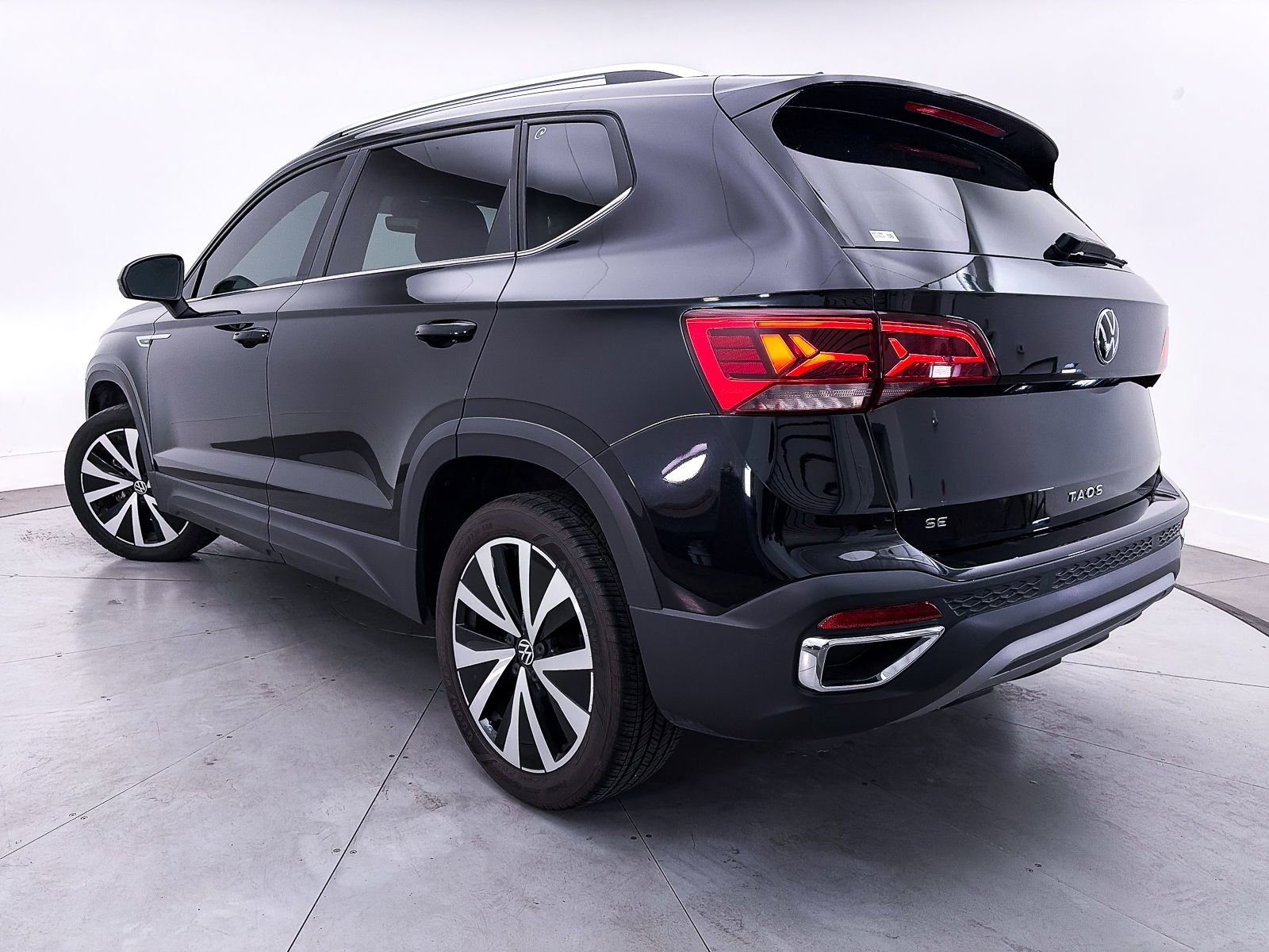 Used 2023 Volkswagen Taos SE FWD image 2