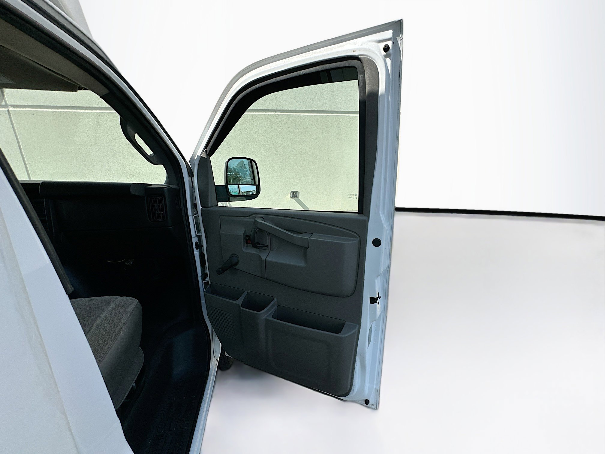 Used 2017 Chevrolet Express 3500 image 25