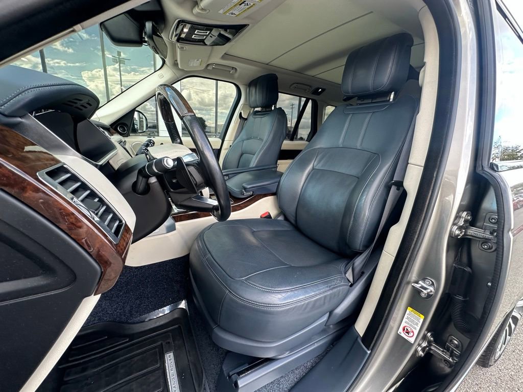 Used 2020 Land Rover Range Rover HSE image 20