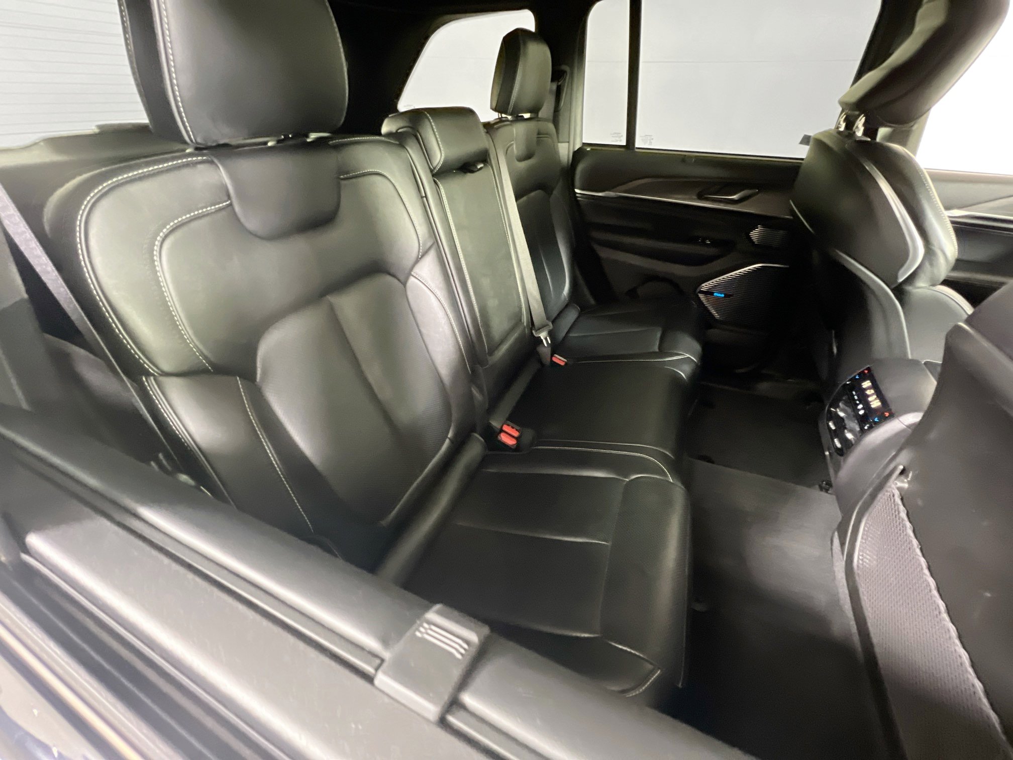 Used 2022 Jeep Grand Cherokee Overland w/ Adv Protech Group III image 27