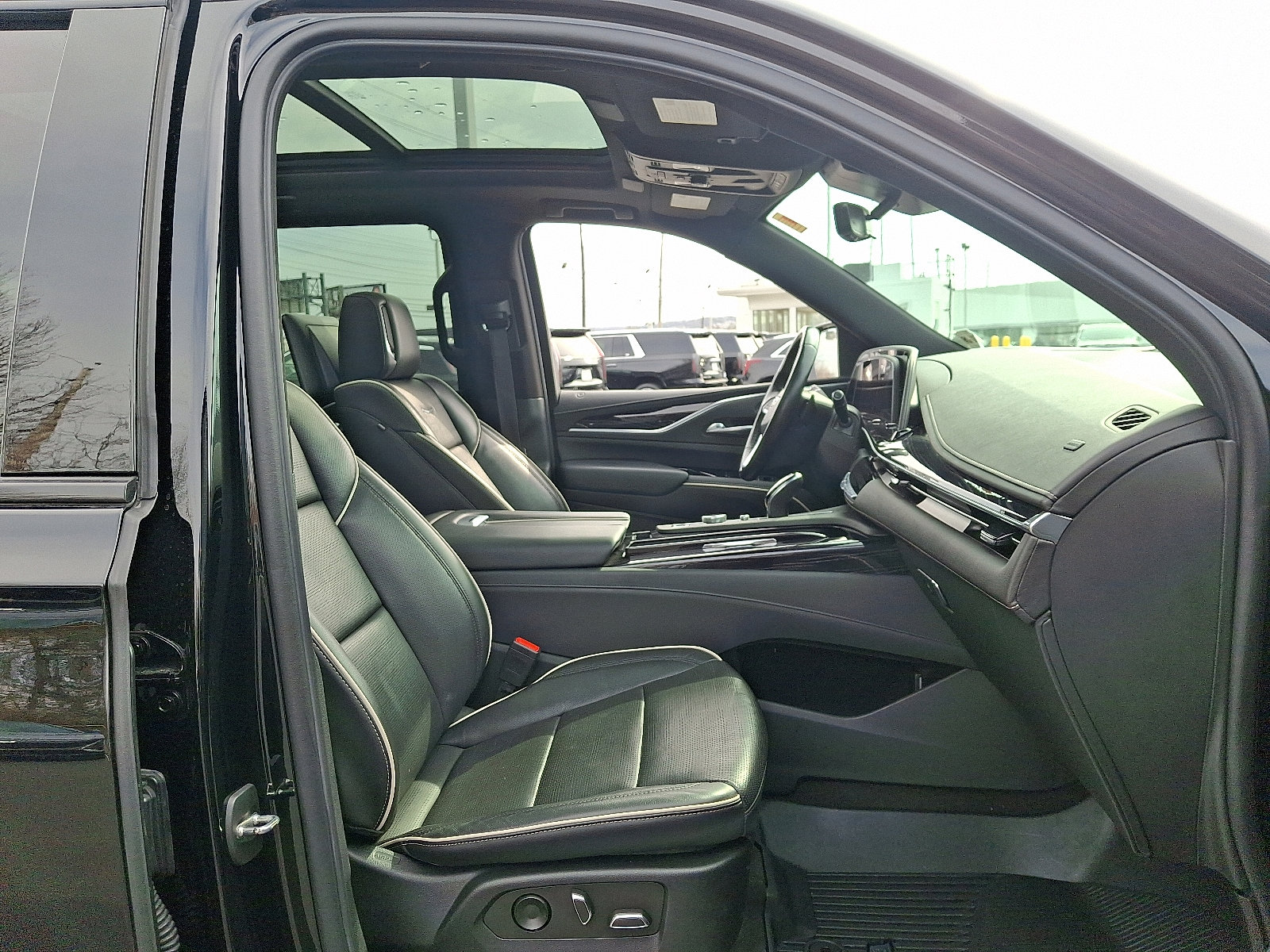 Certified 2022 Cadillac Escalade ESV Sport w/ LPO, ONYX Package AWD/4WD image 20