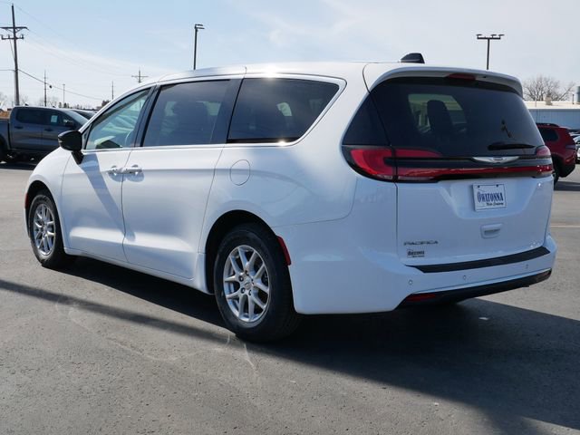 Used 2024 Chrysler Pacifica Touring-L image 3