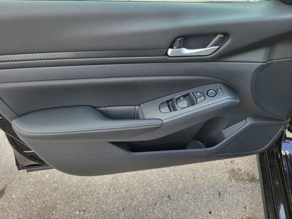 Used 2025 Nissan Altima 2.5 SV w/ SV Premium Package FWD image 16