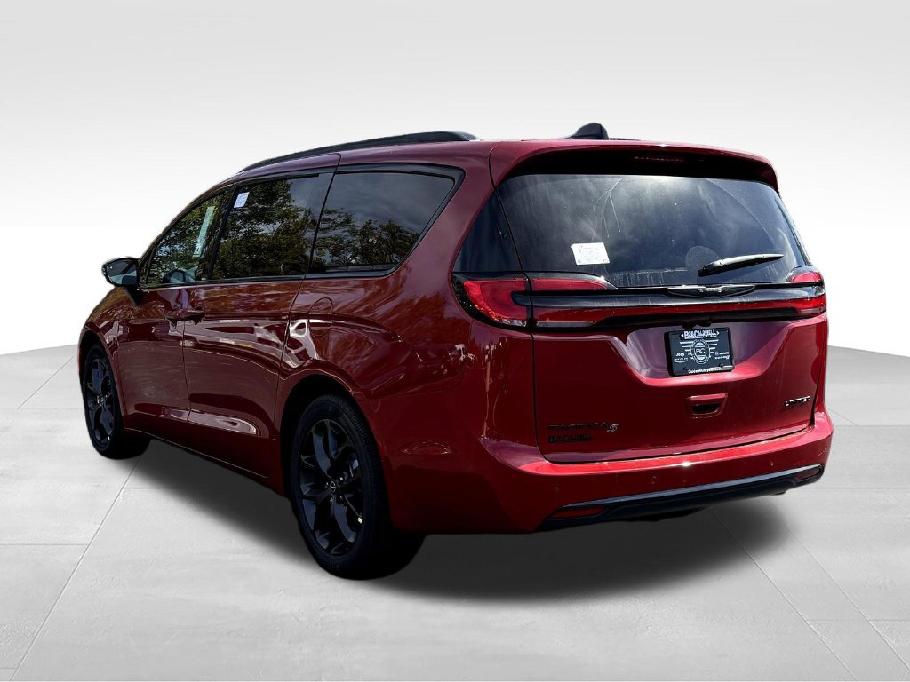 New 2026 Chrysler Pacifica Limited w/ Uconnect Theater Family Group FWD image 5